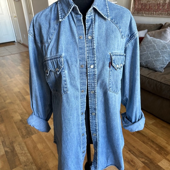 Levi’s Shirt - Picture 1 of 3